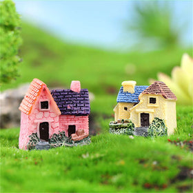 JANOU mini house style 4—delicate resin cottage for terrarium decor and desk accents.