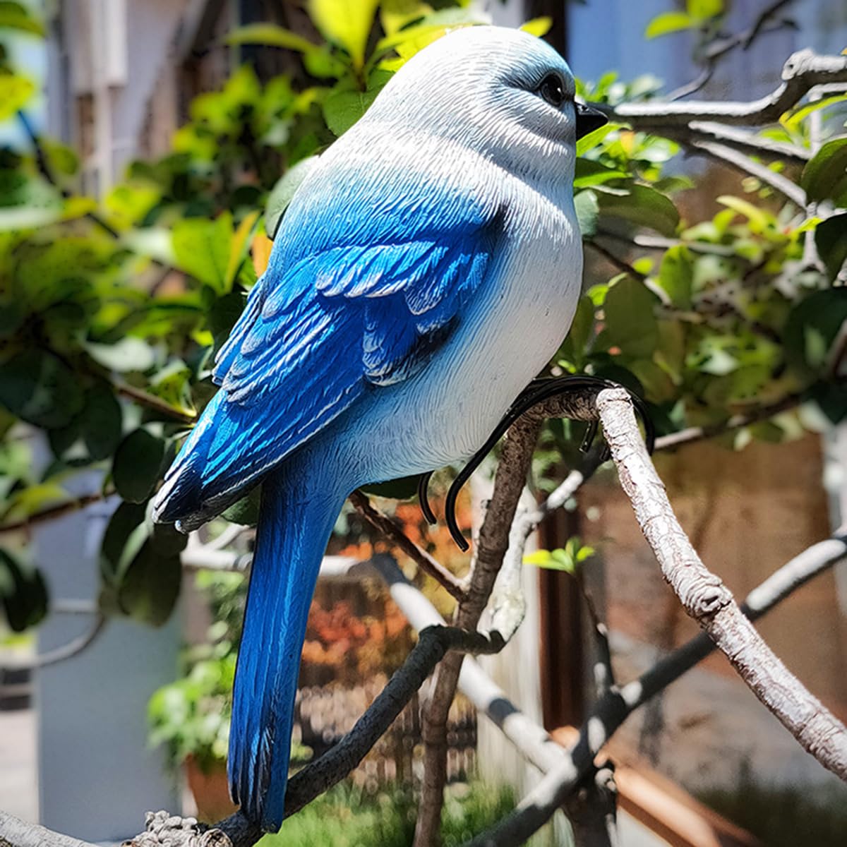 Jarpsiry bird statue hugger on a fence for versatile display.