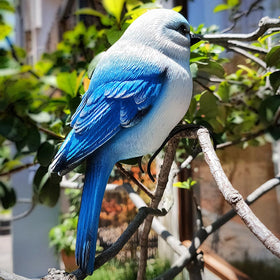 Jarpsiry bird statue hugger on a fence for versatile display.