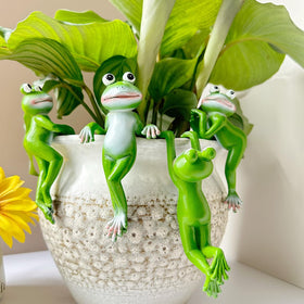 JARPSIRY climbing frog figurine, back view, resilient resin charm for outdoor edges.