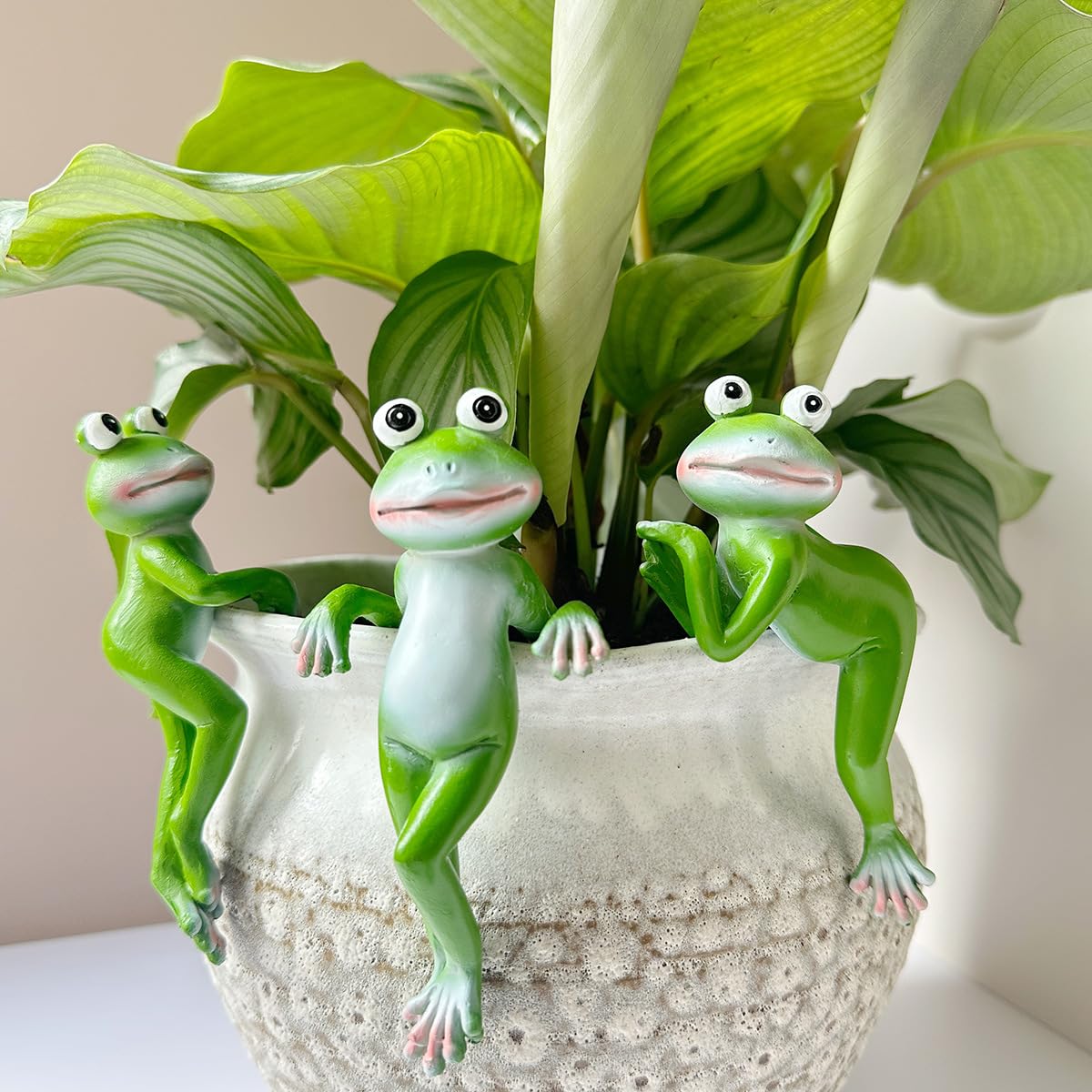 JARPSIRY climbing frog figurine, front view, eye-catching garden accent with whimsical charm.