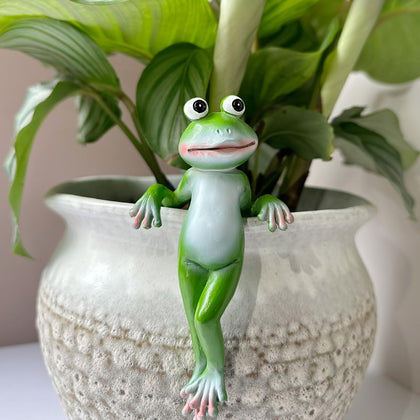 JARPSIRY climbing frog figurine, right-side view, adds playful color to outdoor plant pots.