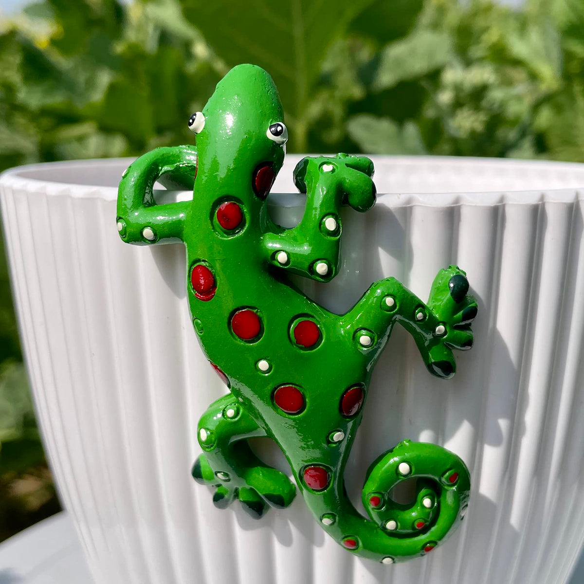 JARPSIRY pink climbing gecko hugger enhances planters with bright color