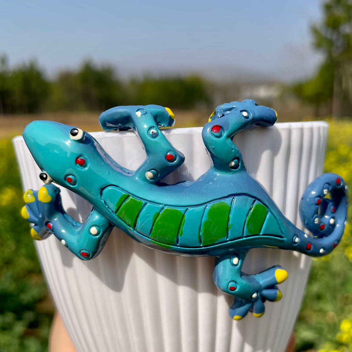 JARPSIRY yellow climbing gecko hugger for colorful pots