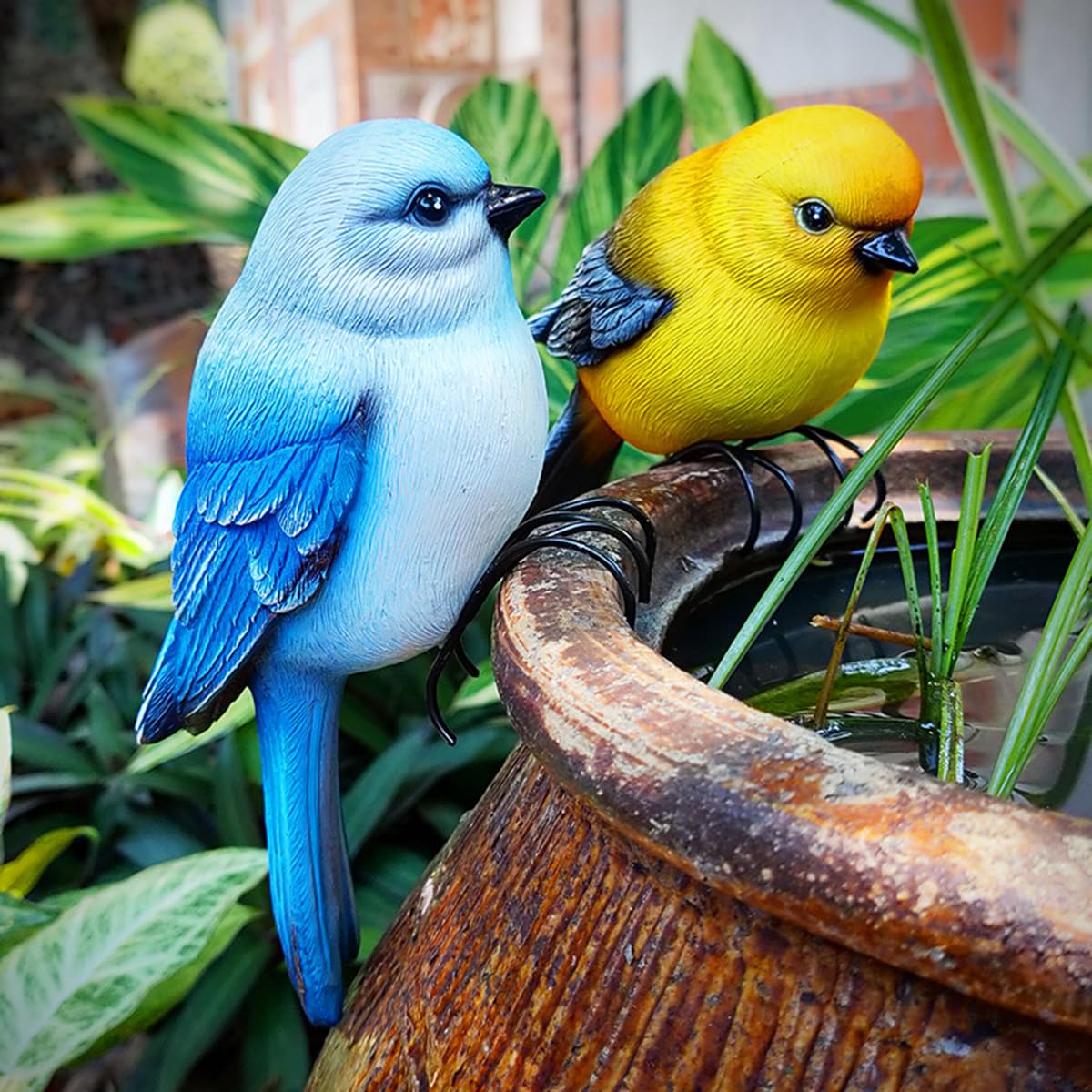 Jarpsiry detailed feathers highlight lifelike charm.