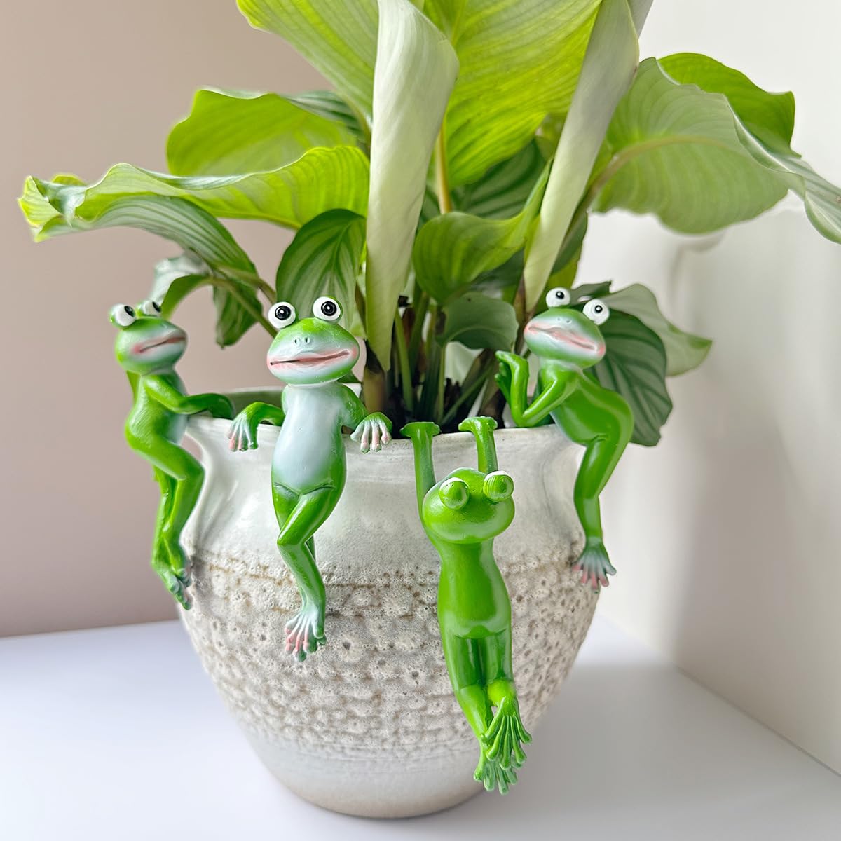 JARPSIRY hanging frog decor, pot hugger—close-up, weather-ready charm on balcony rail.