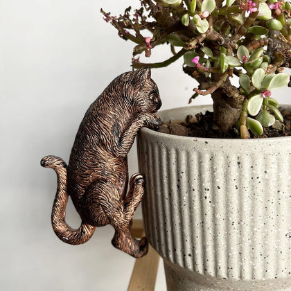JARPSIRY vintage bronze climbing cat statue enhances planter drama and outdoor charm.