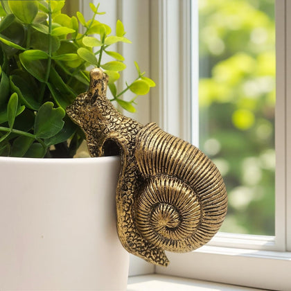 JARPSIRY vintage bronze snail on pot rim adds whimsical charm to planters.