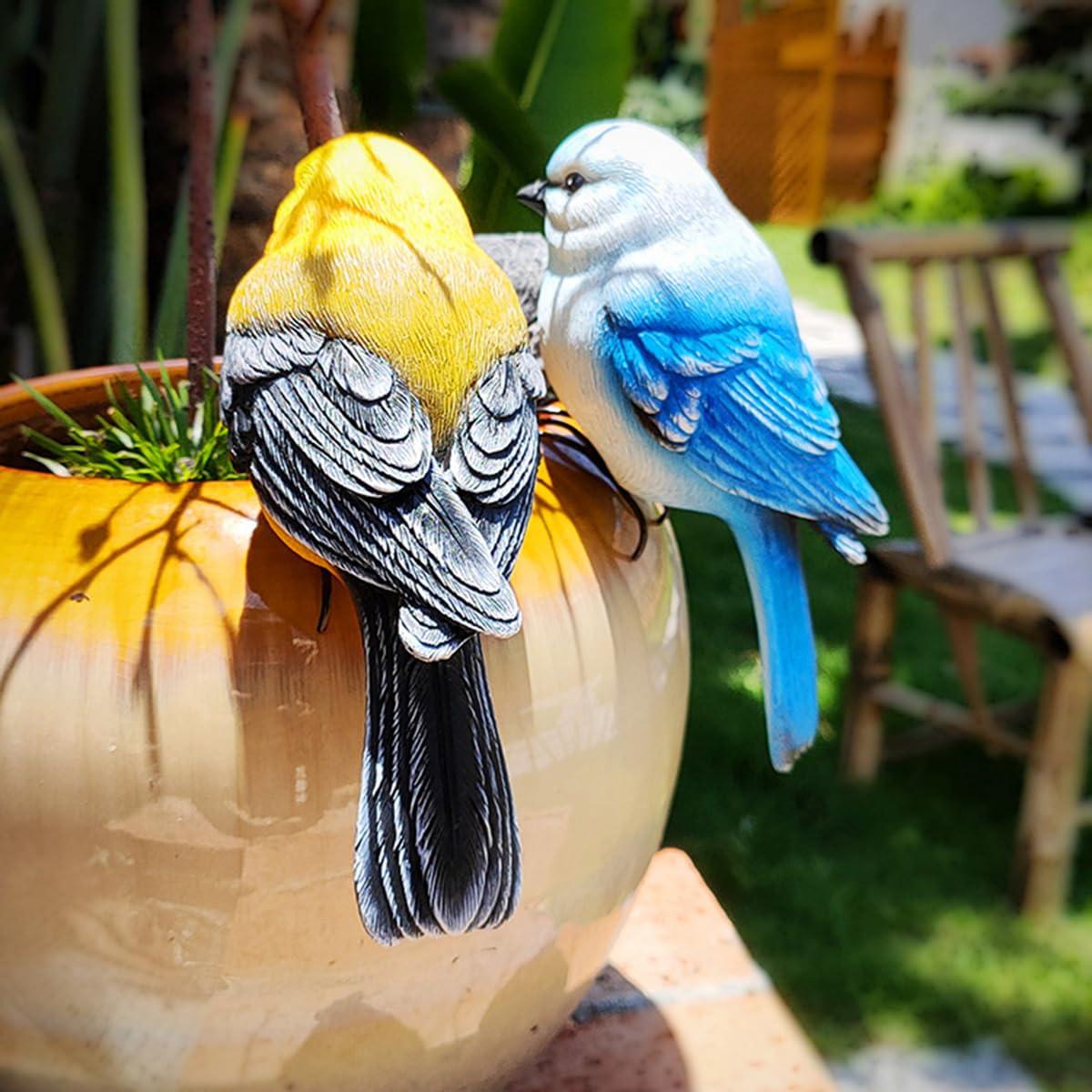 Jarpsiry weather-resistant bird statue stands up to the elements.