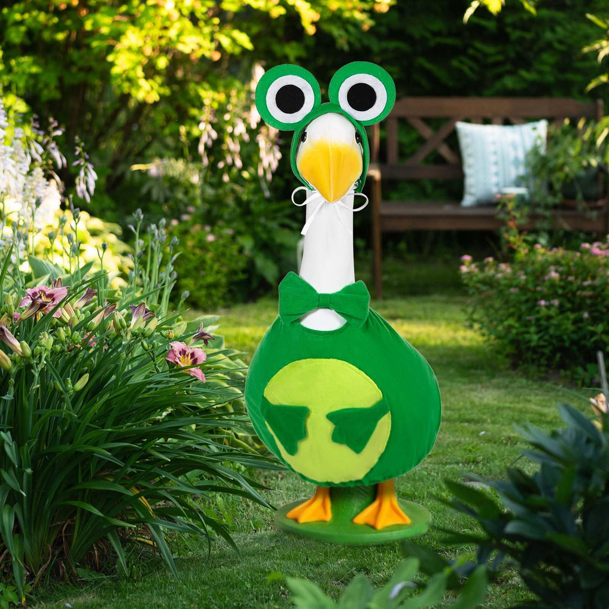 JcHrmers 23-inch goose statue accessory elevates yard decorations.