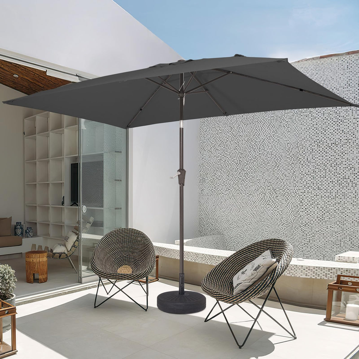 Rectangular shade for table setups up to six guests.