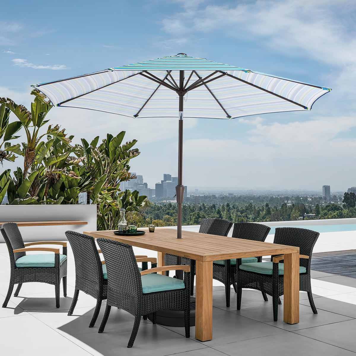 JEAREY eight ribs ensure stable shade for larger patios.