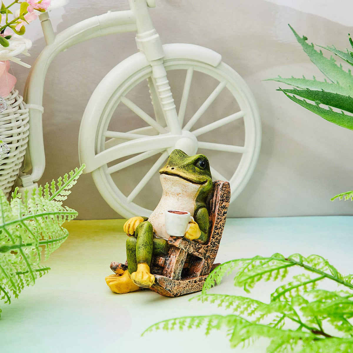 Jetec waterproof and sun-protected frog statue for enduring outdoor use.