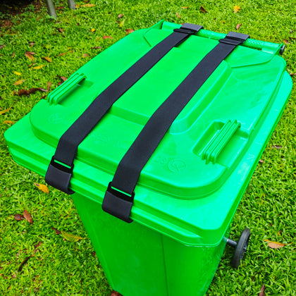 JFOMOYGI metal double claw lock secures trash can from raccoons (front view).