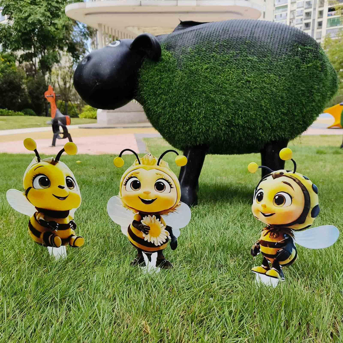 JGZTJXNK Bee Garden Stake 6 complements garden paths and edges.