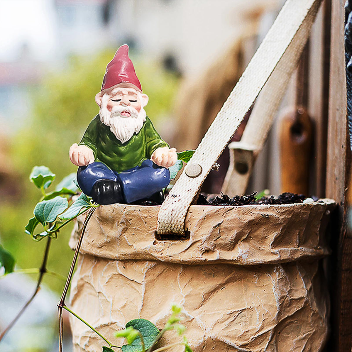 JIUMO resin gnomes with bright paint withstands outdoor display.
