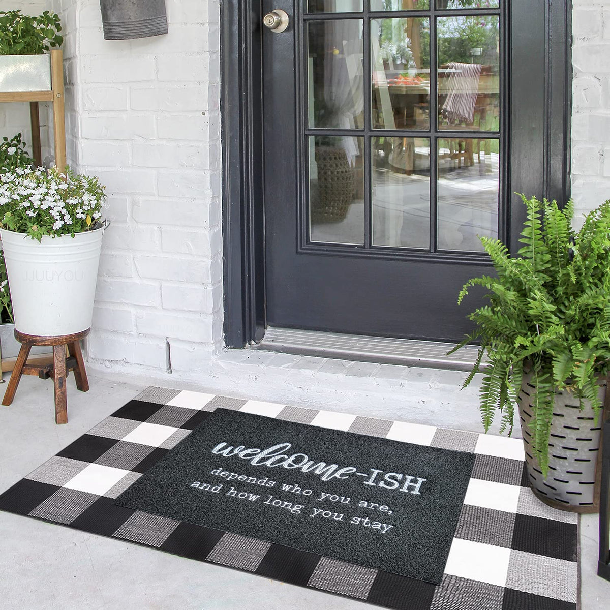 JJUUYOU low-profile mat fits under doors without hindering operation.