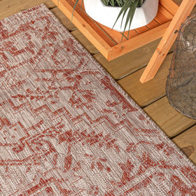 Jonathan Y durable indoor/outdoor rug withstands high-traffic households.