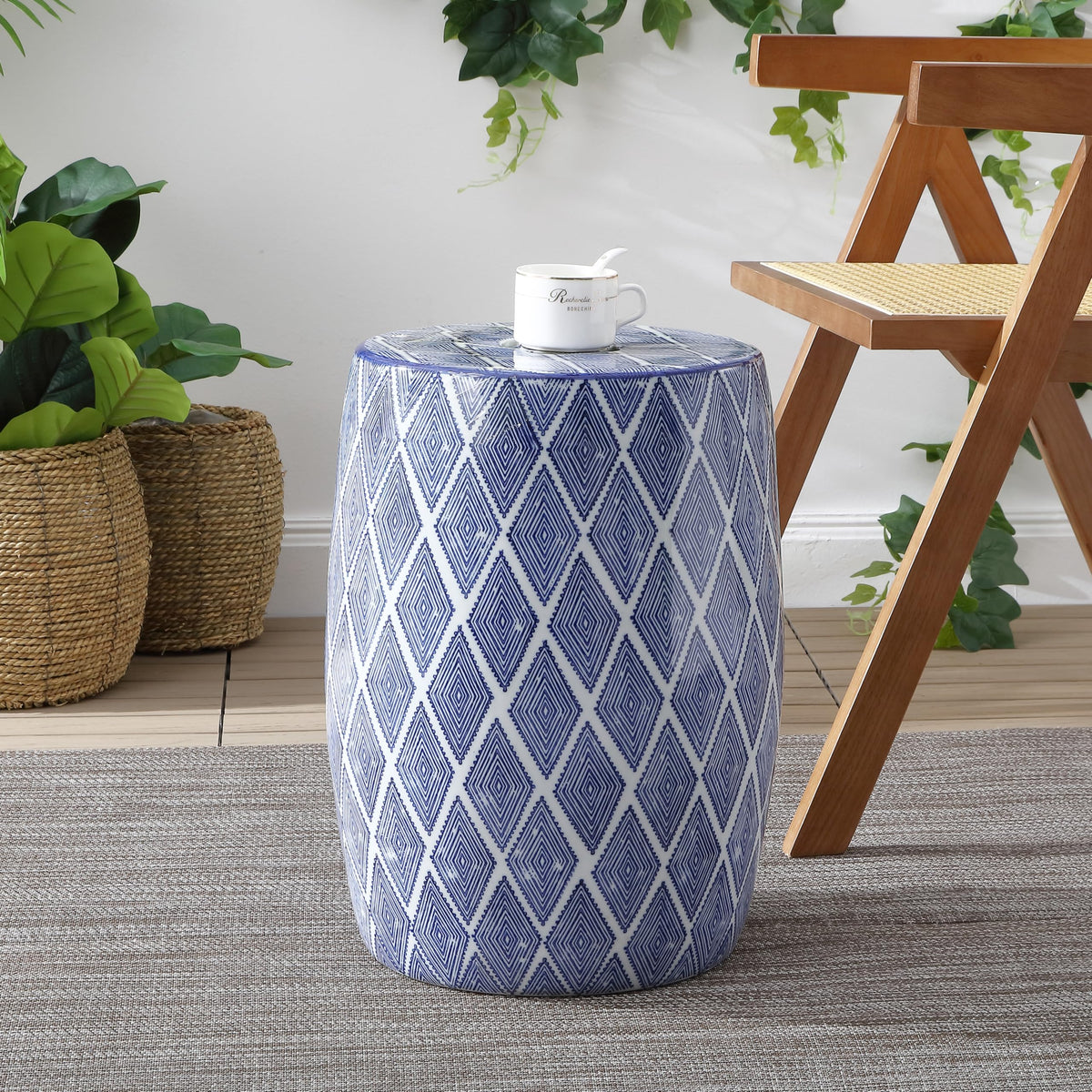 JONATHAN Y navy-on-white motif adds contemporary coastal style