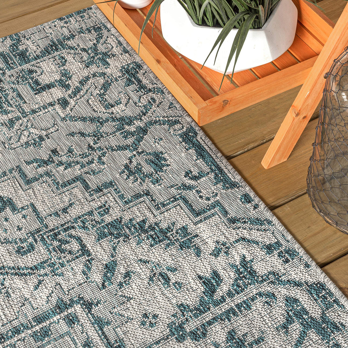 JONATHAN Y Pet-friendly low-pile rug suitable for families