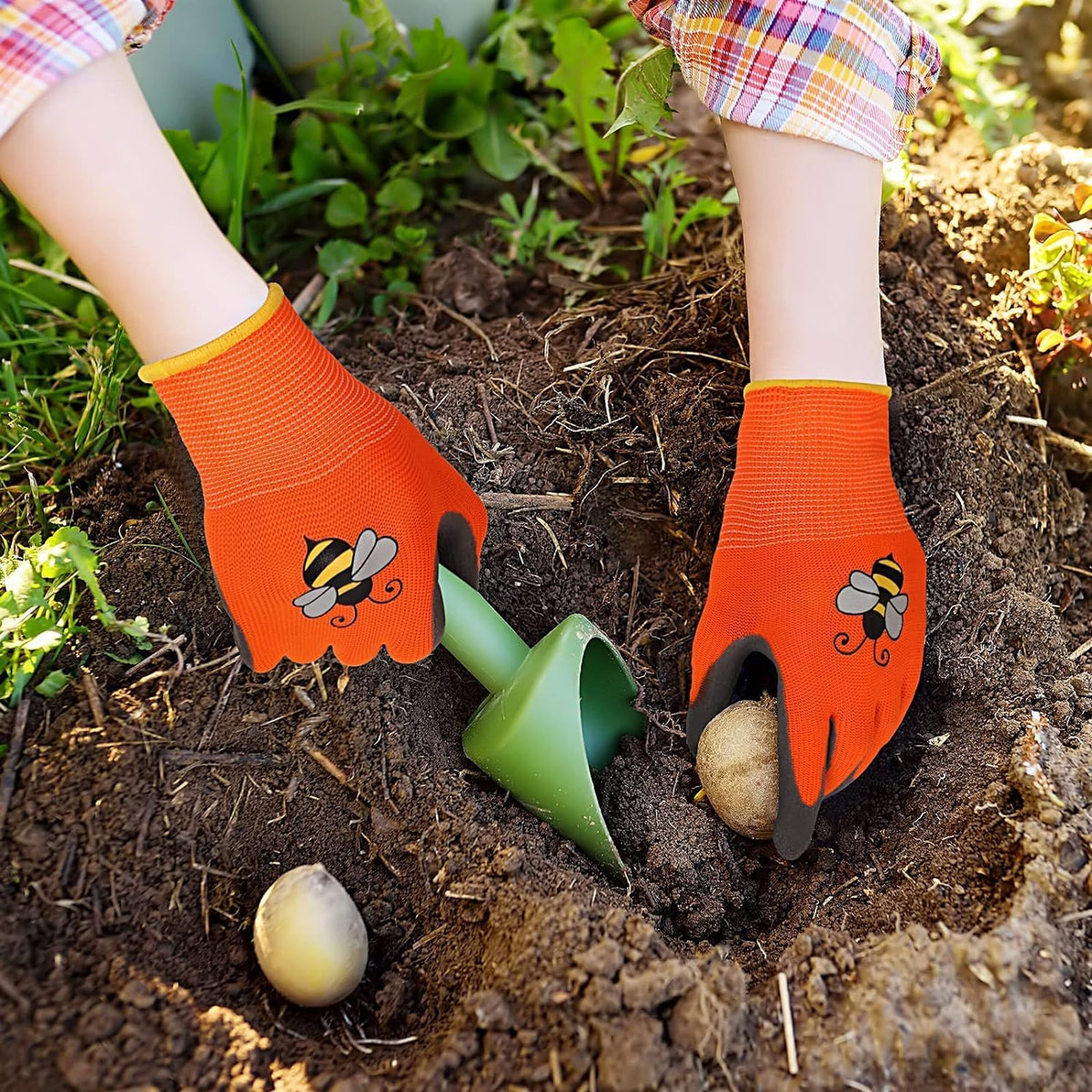 Joottuan cartoon bee pattern adds fun to kids' gardening activities.