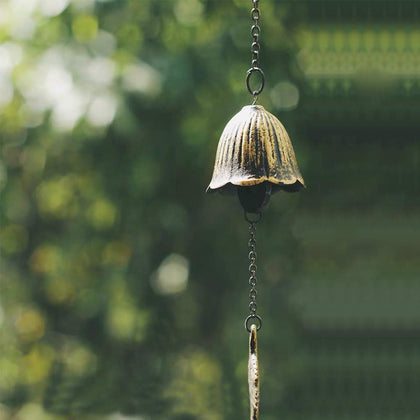 Jsacemxi outdoor maple-leaf wind chime adds subtle soundscape to porches and gardens.