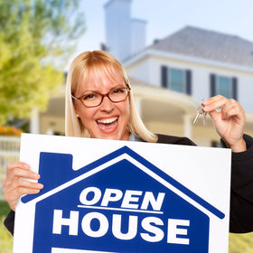 Juexica left-right arrow design on open house sign guides buyers.