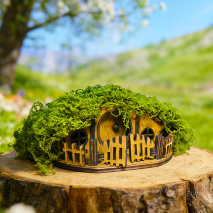 JULEASEL Mosswood Mini Treehouse roof detail showcasing a mossy roof for cozy indoor greenery