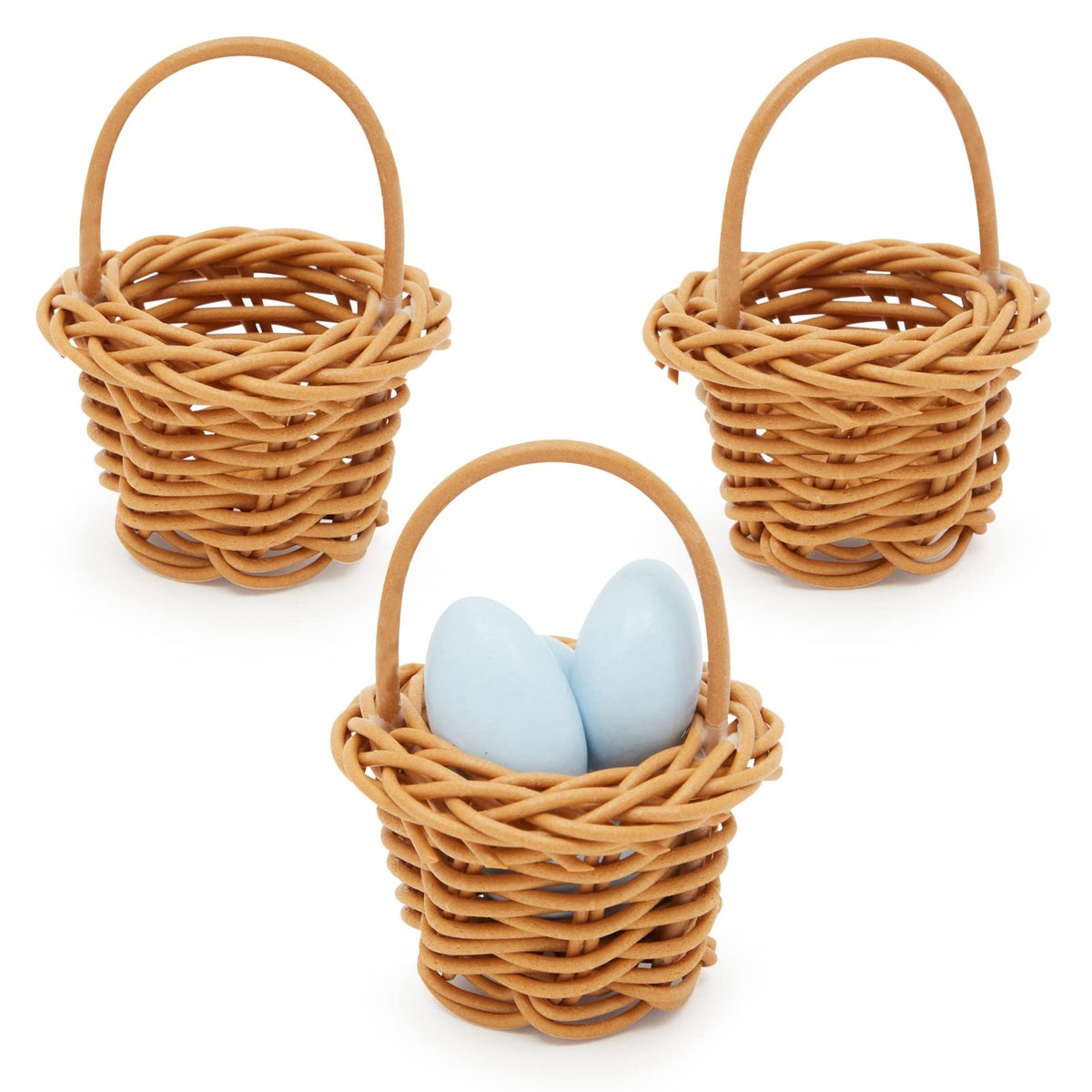 Juvale mini baskets as wedding favors in a rustic setting