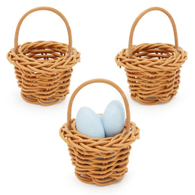 Juvale mini baskets as wedding favors in a rustic setting