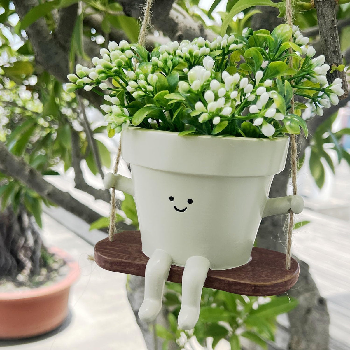 Jxcnkiy smiley face planter ideal for succulents and trailing plants.