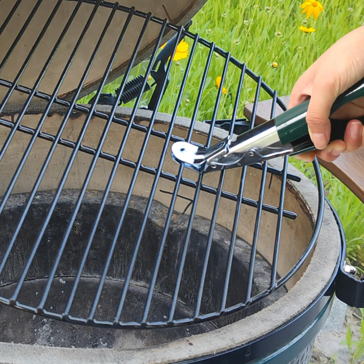 KAMaster durable stainless steel grip withstands frequent outdoor grilling.