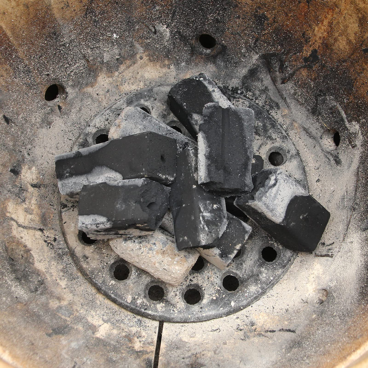 Kamaster easy-clean charcoal grate simplifies maintenance.