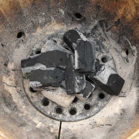 Kamaster easy-clean charcoal grate simplifies maintenance.