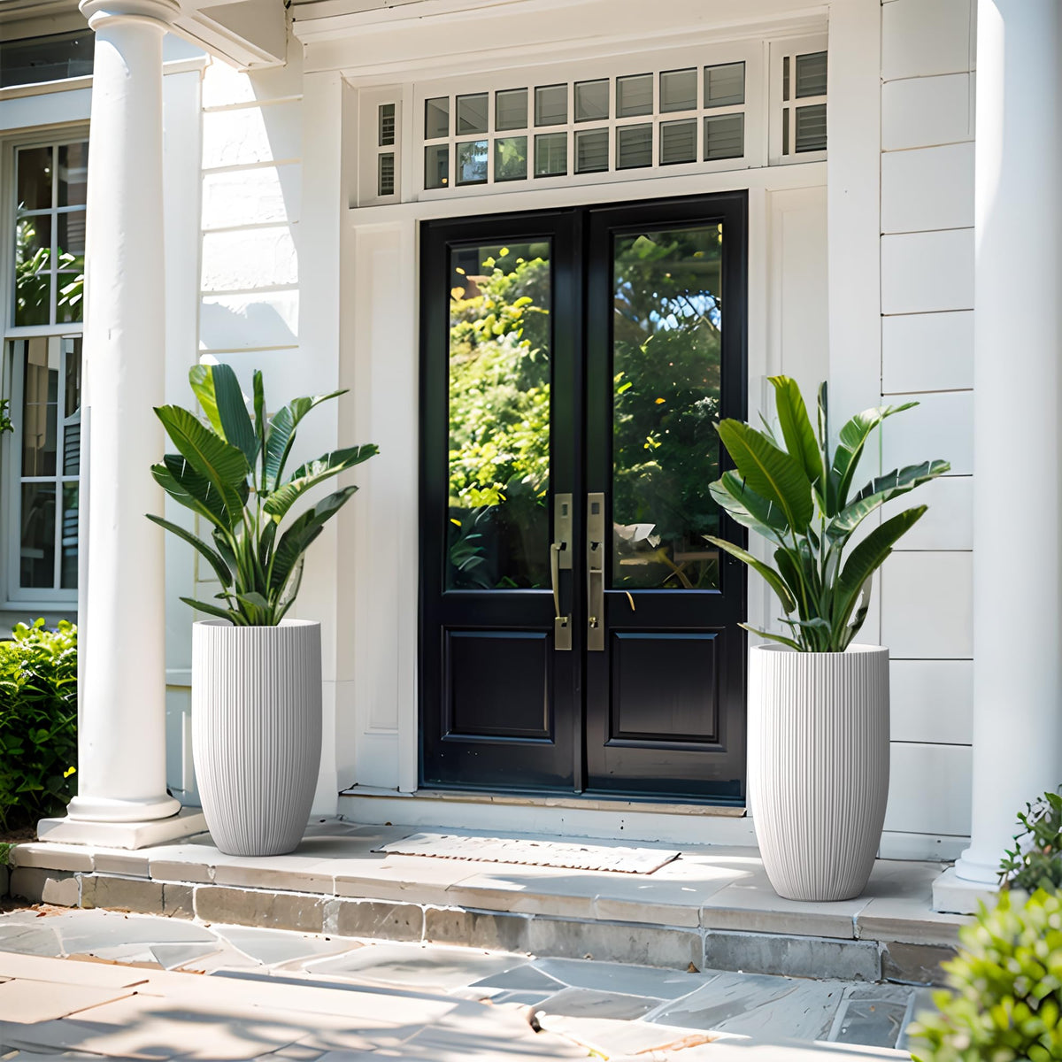 Kante round planter outdoors resists weather while maintaining color