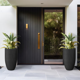 Kante planter rubber plug eases indoor and outdoor use with quick drainage control.