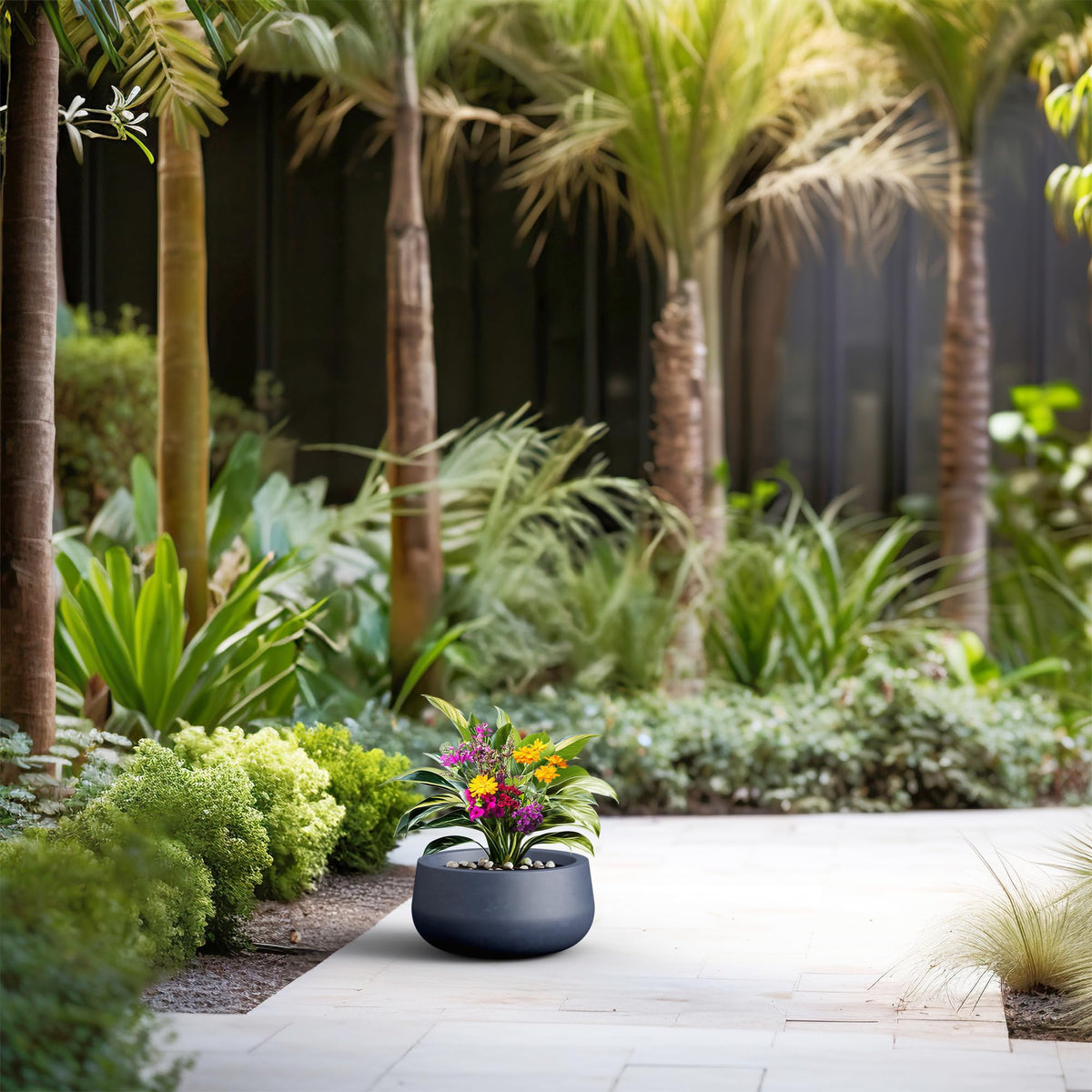Large-capacity Kante planter supports bigger plants and lush arrangements