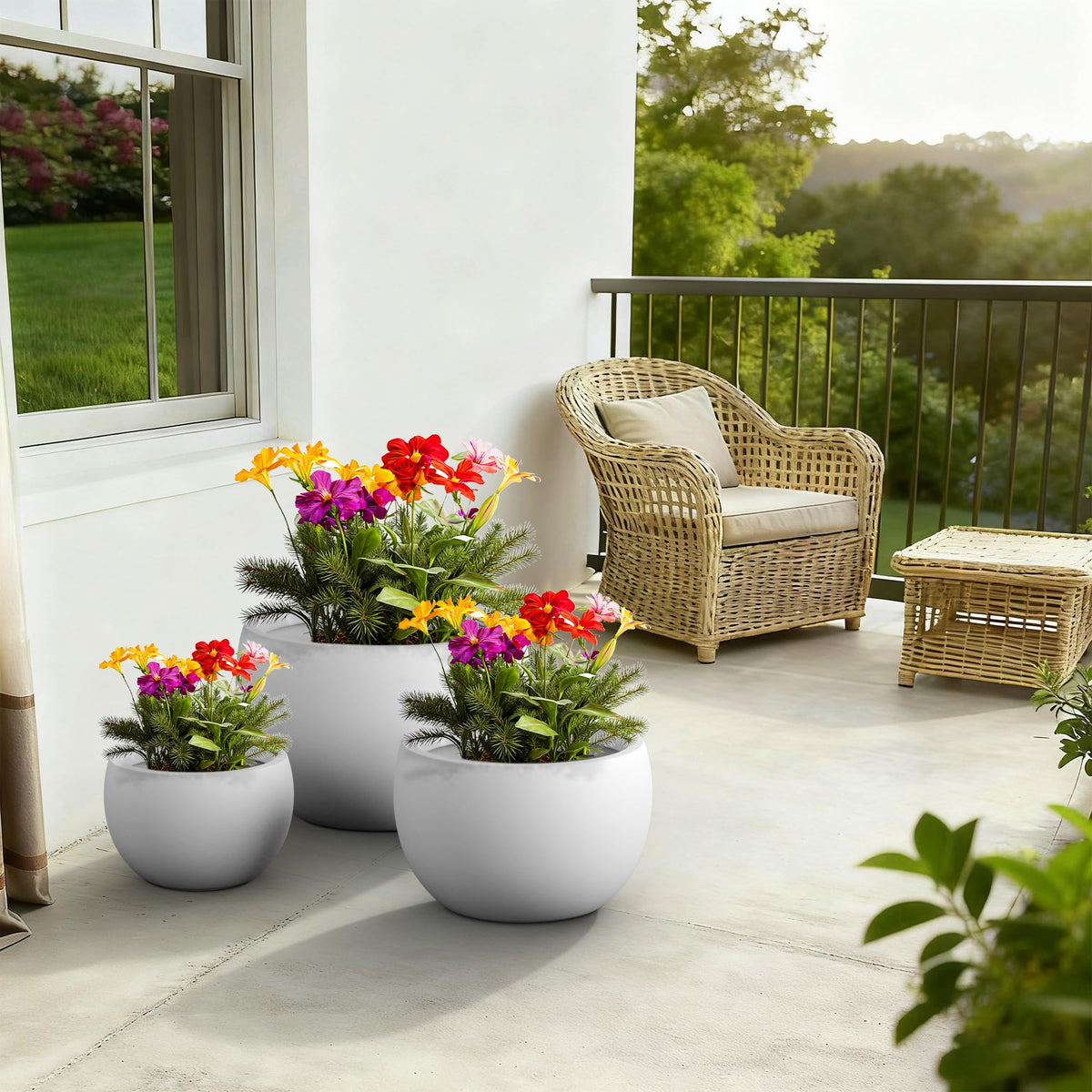 Kante 11.8-inch planter arrangement for indoor or balcony spaces.