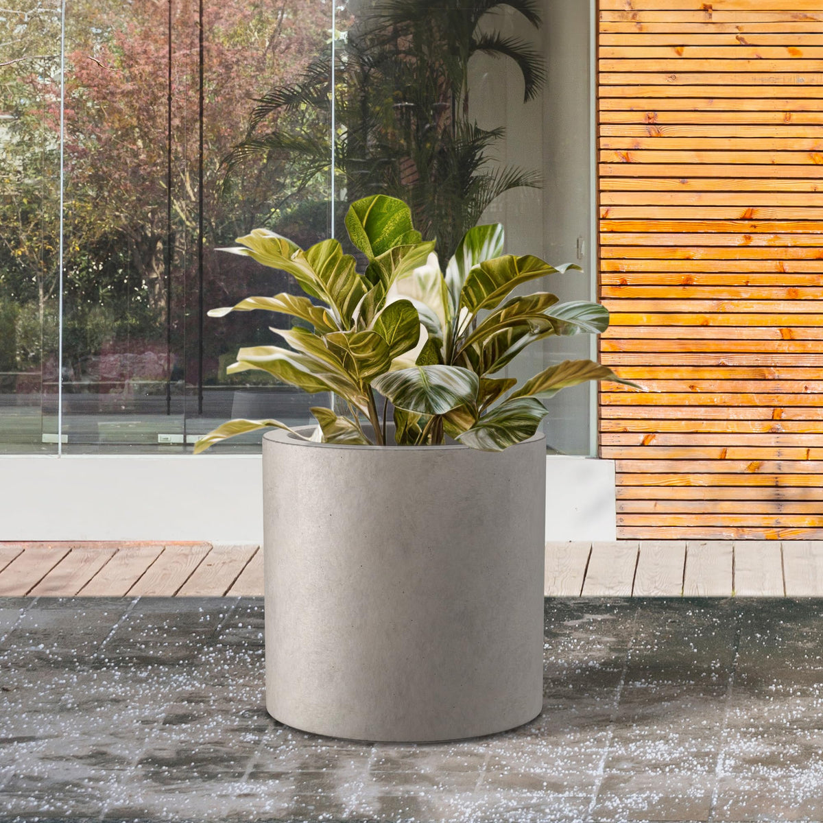 Kante round concrete planter drainage-hole close-up, built-in drainage with plug.
