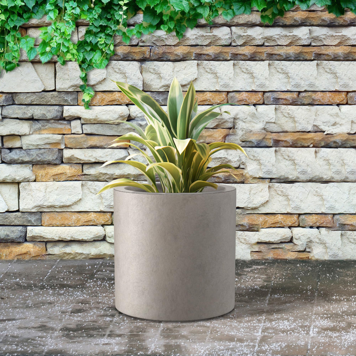 Kante round concrete planter with rubber plug, indoor-outdoor ready.