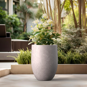 Kante planter in an indoor space illustrating versatile décor compatibility.