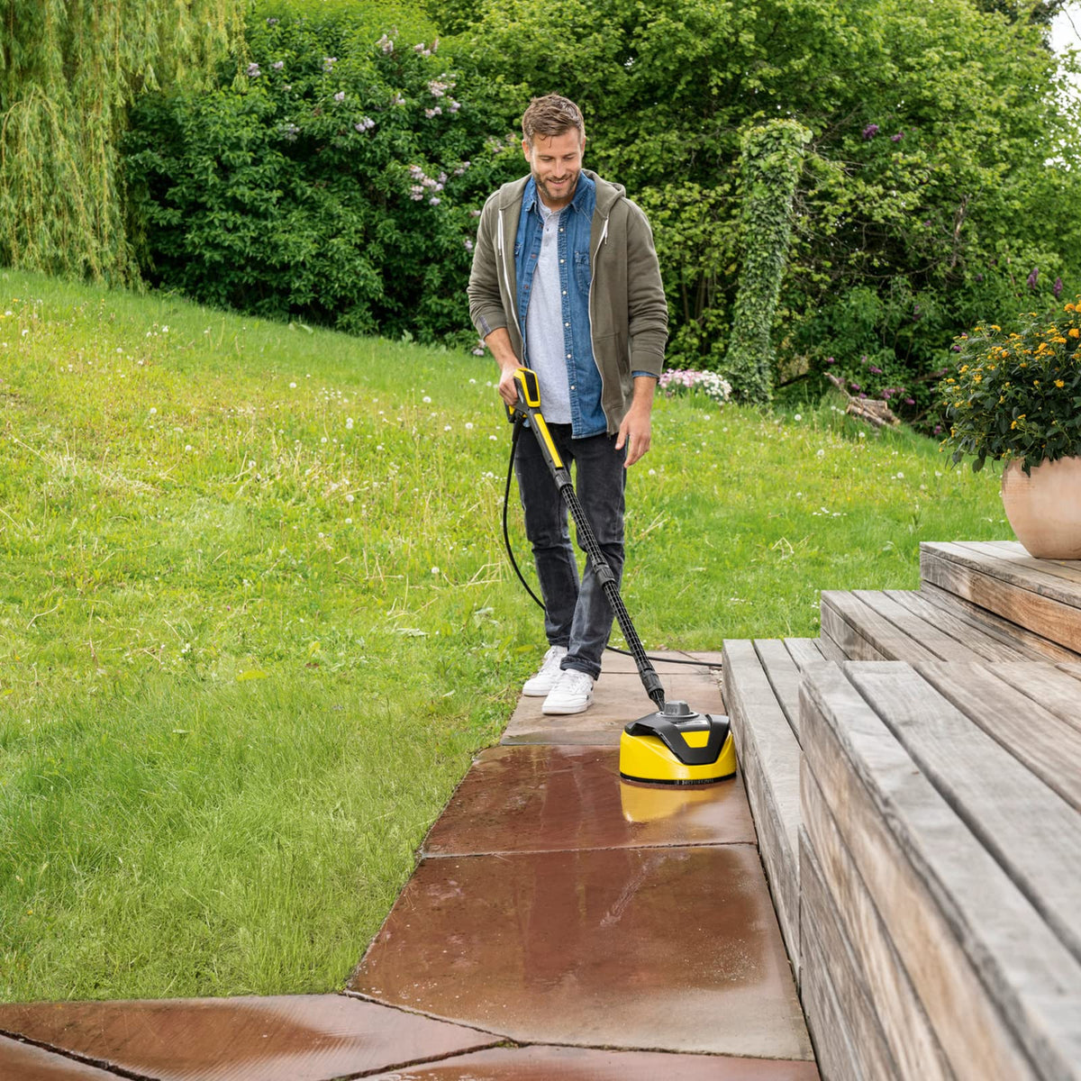 Kärcher T 5 T-Racer splash-free skirt reduces overspray during cleaning.