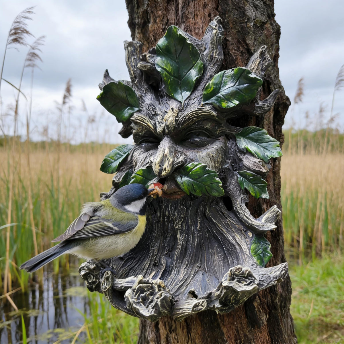 KARSTSYLVA 12-inch beard design and leaf accents garden piece