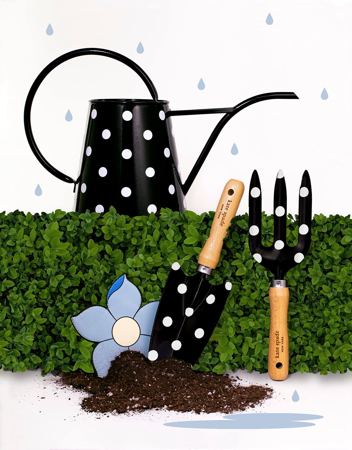 Kate Spade New York dot pattern handles add stylish grip.