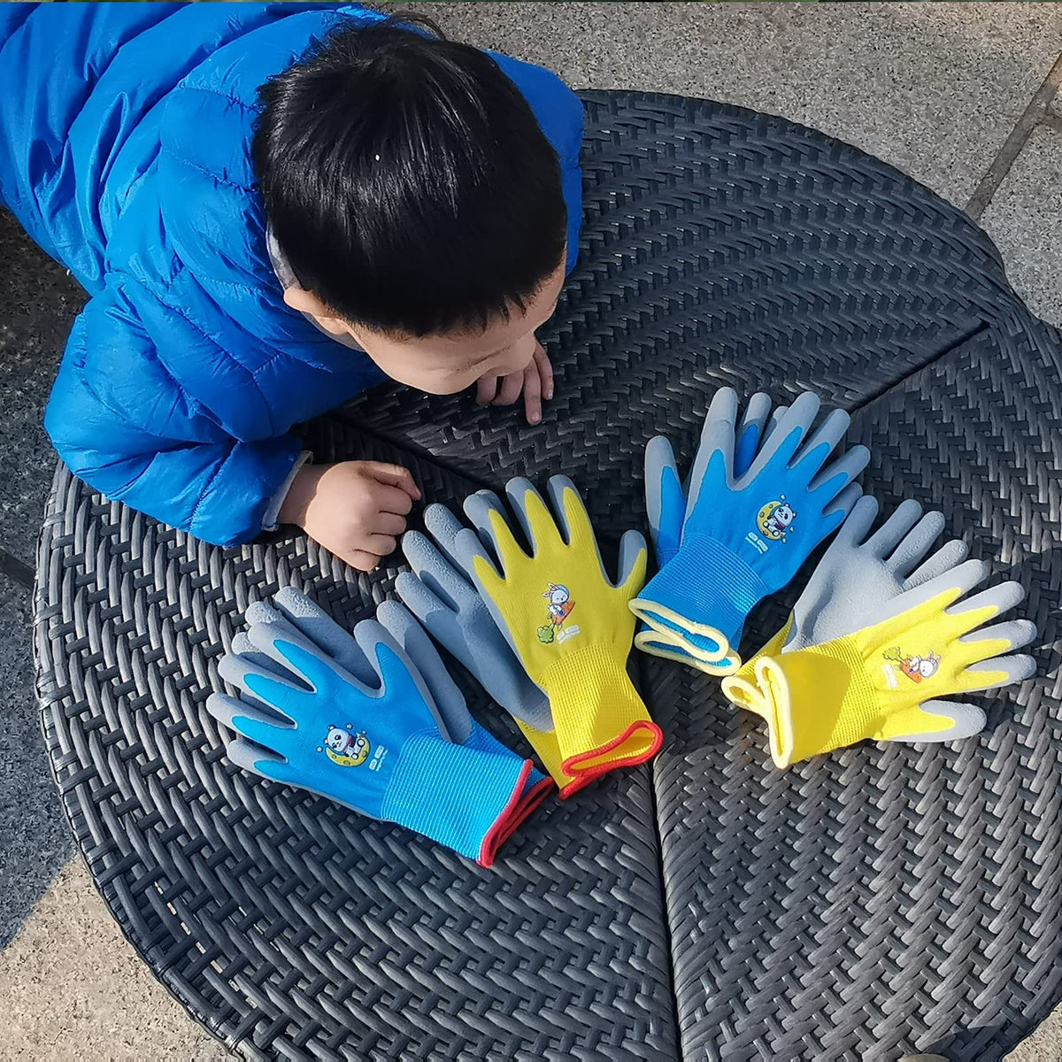 KDK pink gardening gloves for children with flexible fit and quick-dry material.