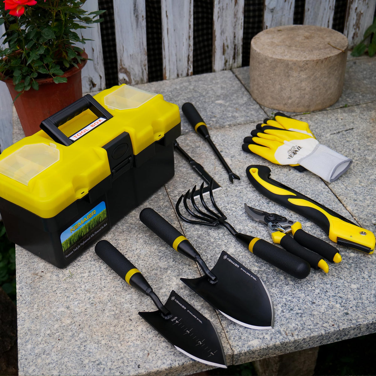 Kemaier folding handsaw folds compactly for easy storage