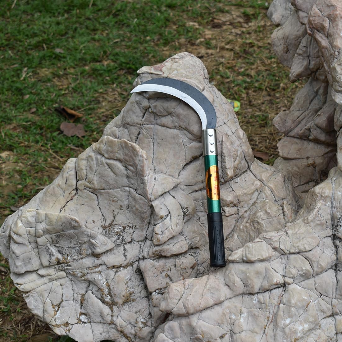 Rust-resistant manganese blade stays sharp and easy to wash.