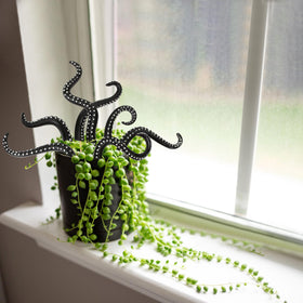 KH866 glow in the dark decor adds Halloween garden ambiance