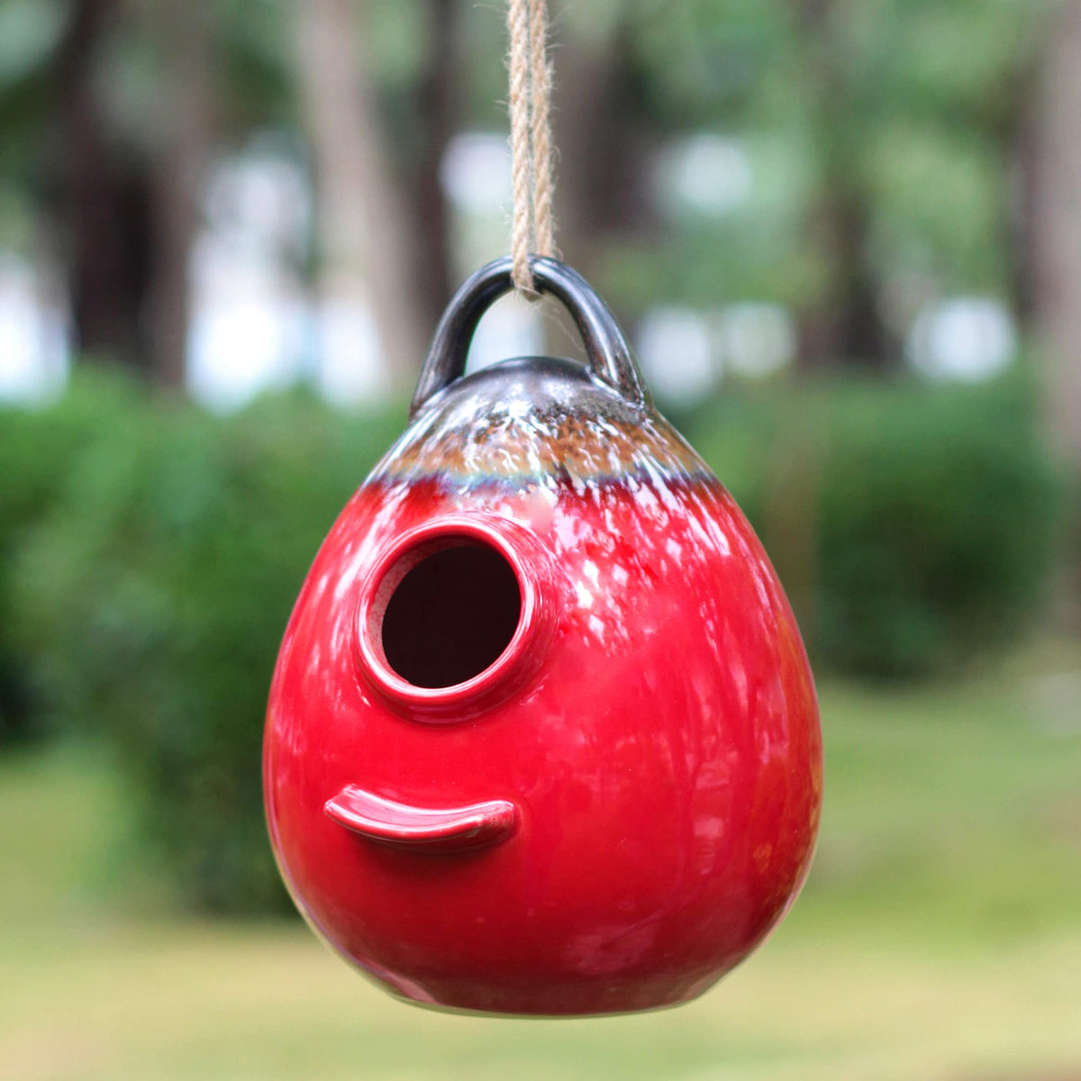 Kimdio Birdhouse birds enjoy a safe habitat away from predators and weather.