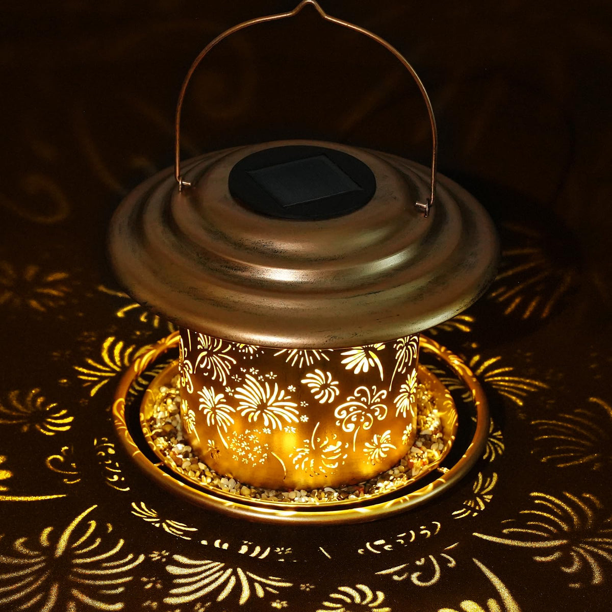 KIMERSE rust-resistant metal bird feeder stands up to outdoor weather while feeding birds.